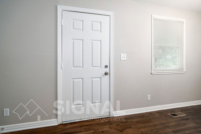 Building Photo - 3038 Highland Dr