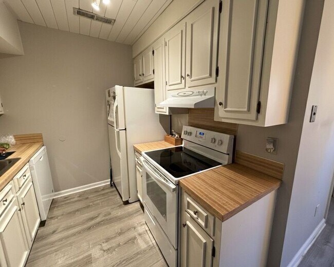 Building Photo - 2404 Quail Hollow Ct