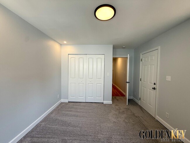 Building Photo - 2082 Vernier Rd