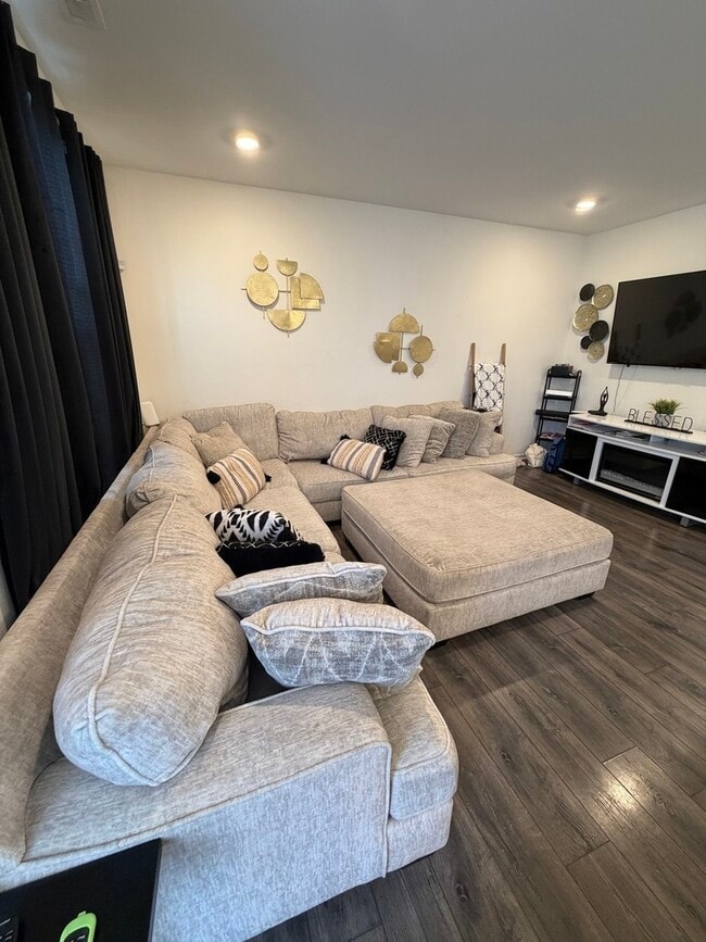 Building Photo - 23538 W Bancroft Dr