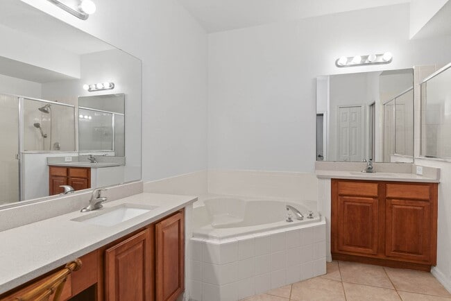 Building Photo - 3 bedroom, 3 bath with flex space  in Wint...