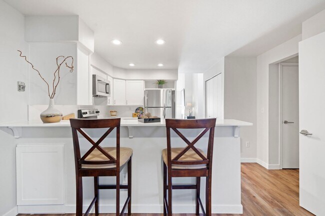 Building Photo - Water’s Edge Townhomes – Luxury Townhomes for Rent in Tacoma