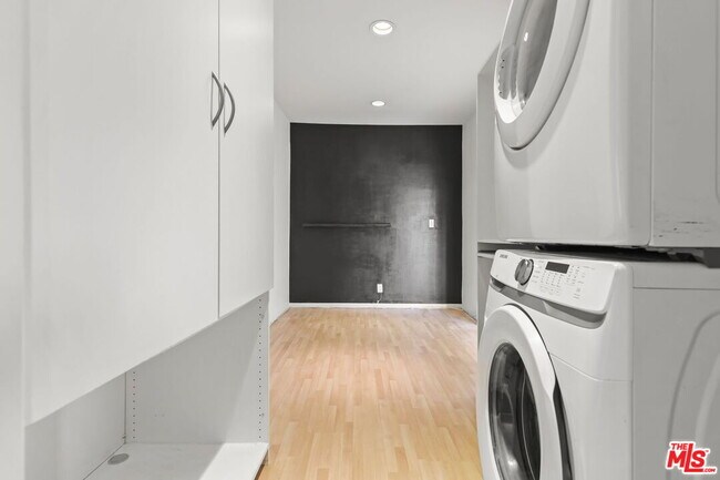 Building Photo - 8550 Holloway Dr