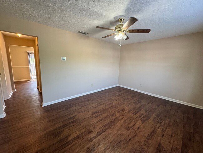 Building Photo - Great Location - Campbell County Townhome (176 Kitty Hawk Square)