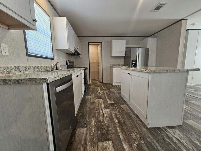 Building Photo - 6571 Hidden Oaks Dr