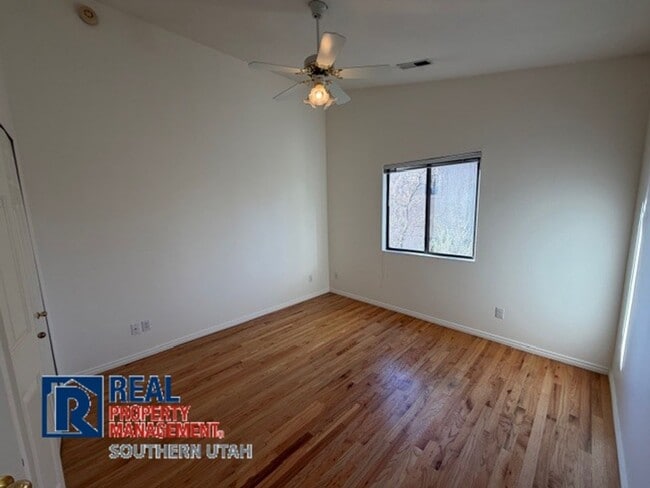 Building Photo - Golf Course Home