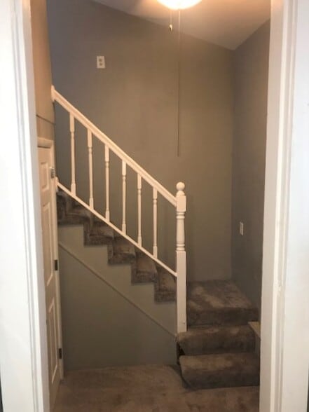 Building Photo - 1017 S Savage St