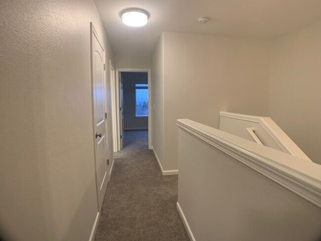 Building Photo - Remodeled Beautiful Progress Ridge Town home! 2 Bedrooms 2 Baths, 1628 Sq. Ft.