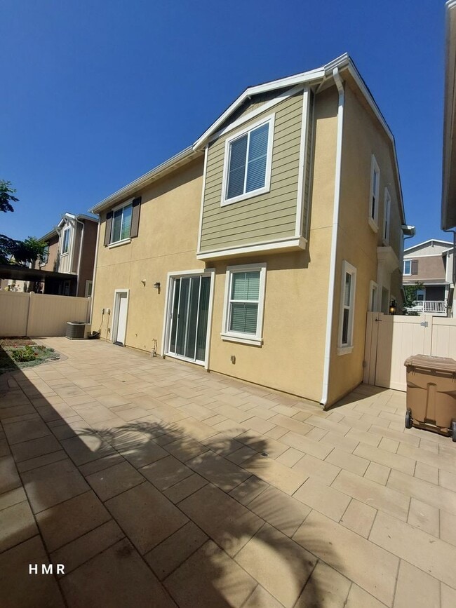 Building Photo - Charming 4 bed 2.5 bath in Anaheim! MUST S...