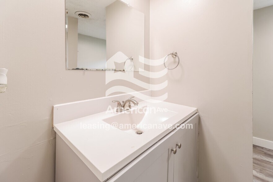 Building Photo - 1216 W 41st St