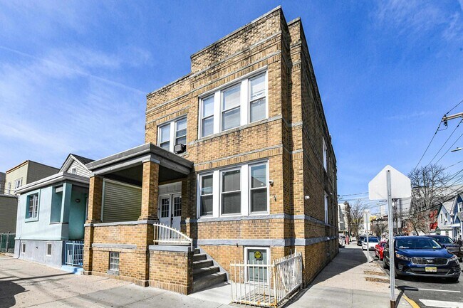 Building Photo - 540 61st St