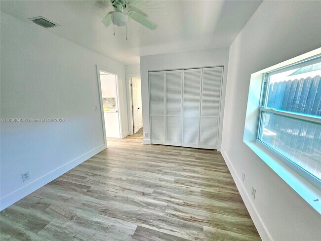 Building Photo - 913 Ortega Rd