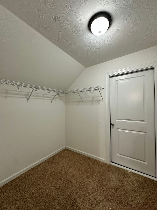 Building Photo - 3 bed/2 bath home with 1-car garage for re...