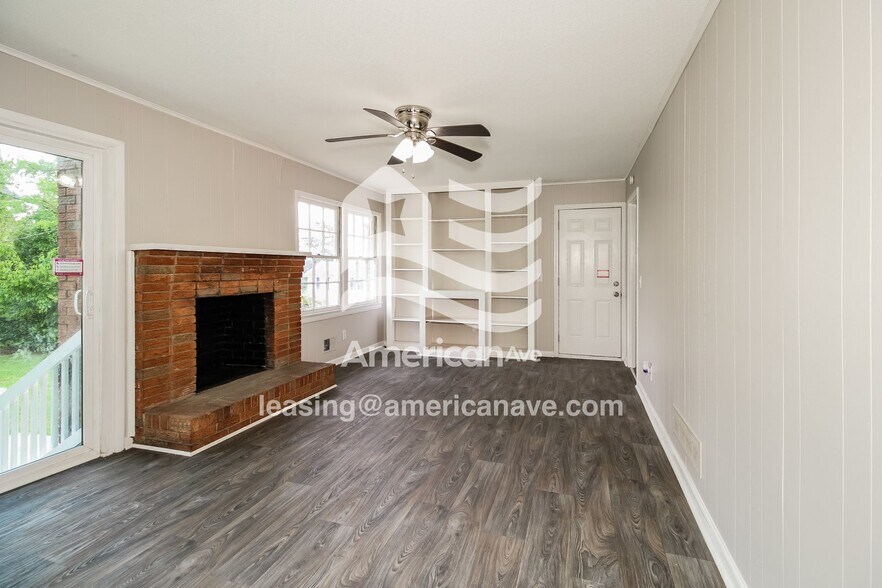 Building Photo - 2300 Oakcrest Rd