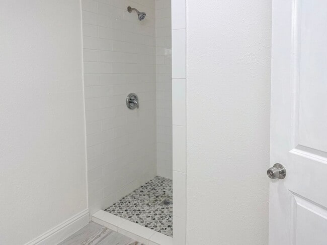 Building Photo - 3 bedroom / 2 bath