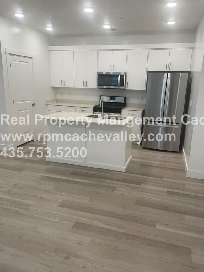 Building Photo - 472 W 40 S