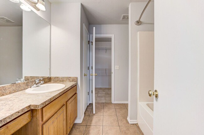 Building Photo - Cute 3BD/2BTH Duplex in Central East Norman!