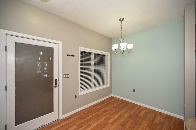 Building Photo - Stunning Condo in Excellent Salt Lake Loca...