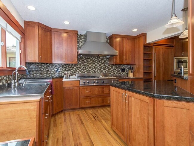 Building Photo - Stunning SW Portland (Arranmore) 4-bedroom...