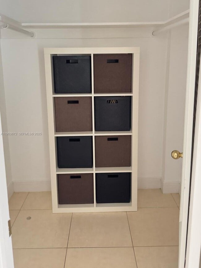 Building Photo - 2910 Point E Dr