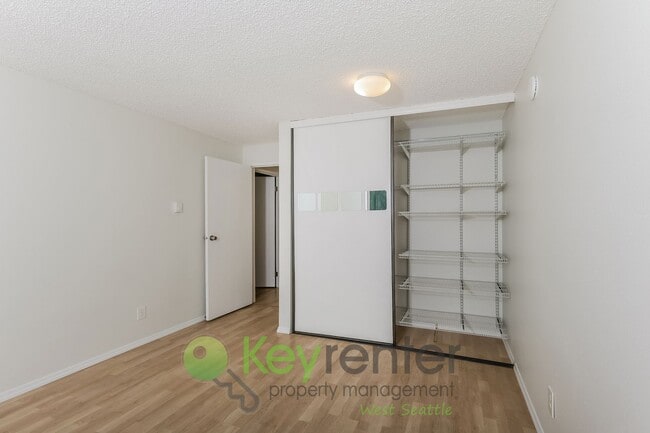 Building Photo - Stylish 2-Bed Condo with Pool & Clubhouse Access