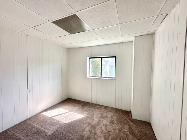 Building Photo - Renovated 2 Bed, 1 Bath Apartment in Sharp...