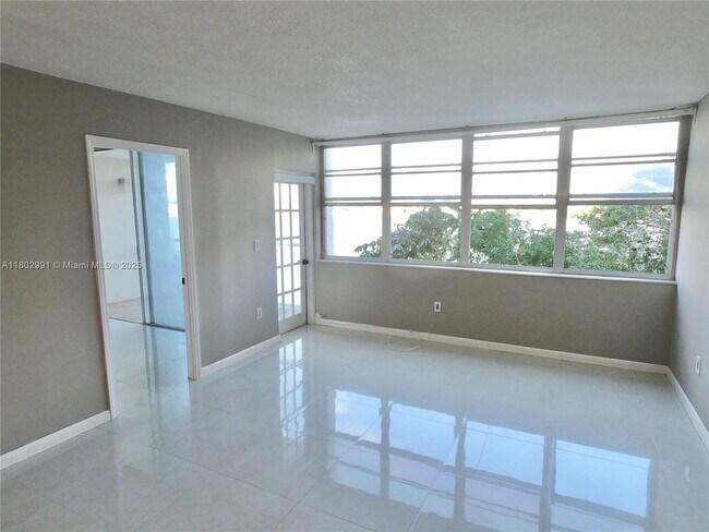 Building Photo - 1301 NE Miami Gardens Dr