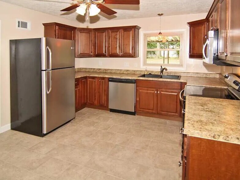Building Photo - 10118 Holaday Dr