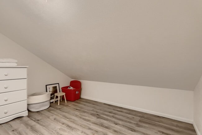 Building Photo - Spacious 3-Level Townhome w/ Private Primary Suite