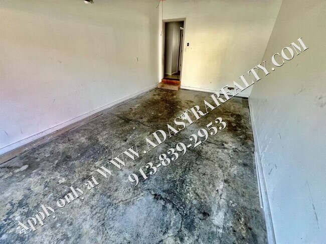 Building Photo - Beautiful Gardner Townhome-Available in MAY!!