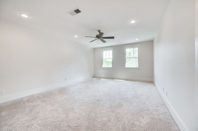 Building Photo - Stunning 4BE/3.5BA home in the heart of Green Hills!