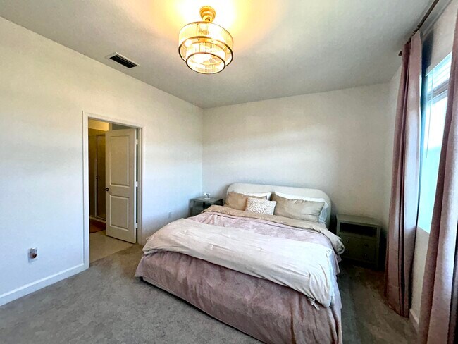 Building Photo - 317 SE Crossoak Ln