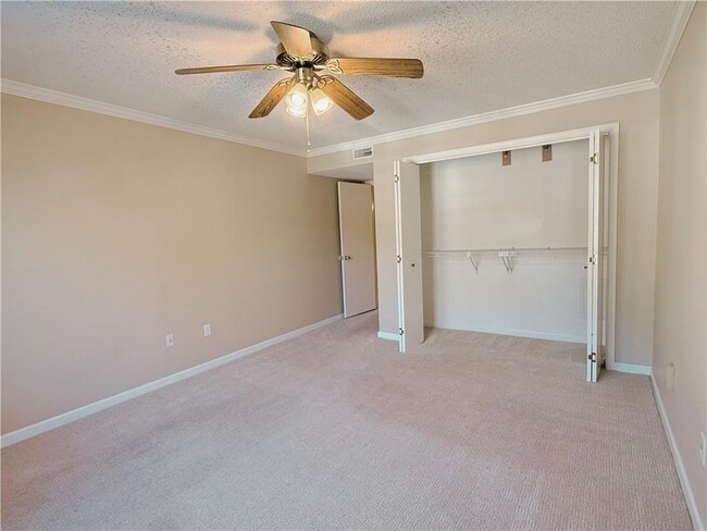 Building Photo - 7024 Somerset Cir