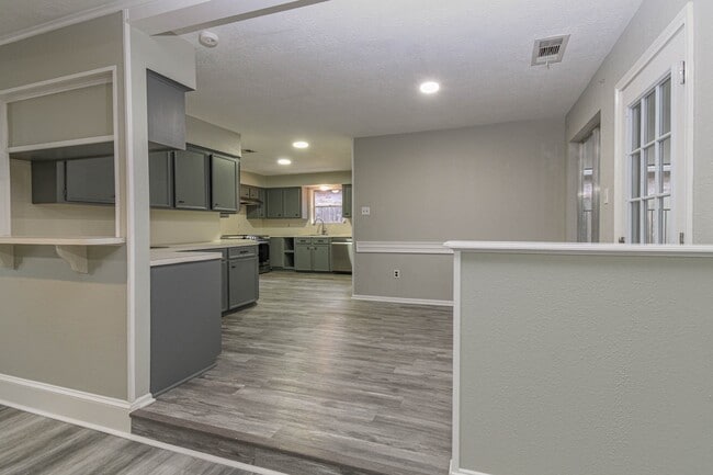 Building Photo - 16911 Summit Oaks Ln