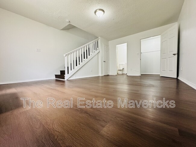 Building Photo - 925 Shallowford Rd