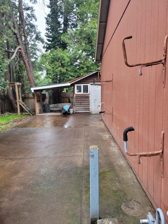 Building Photo - Beautiful 3 bedroom 2.5 bath home with lar...