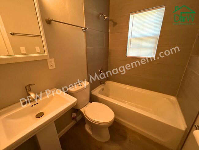 Building Photo - 1605 NW Irwin Ave