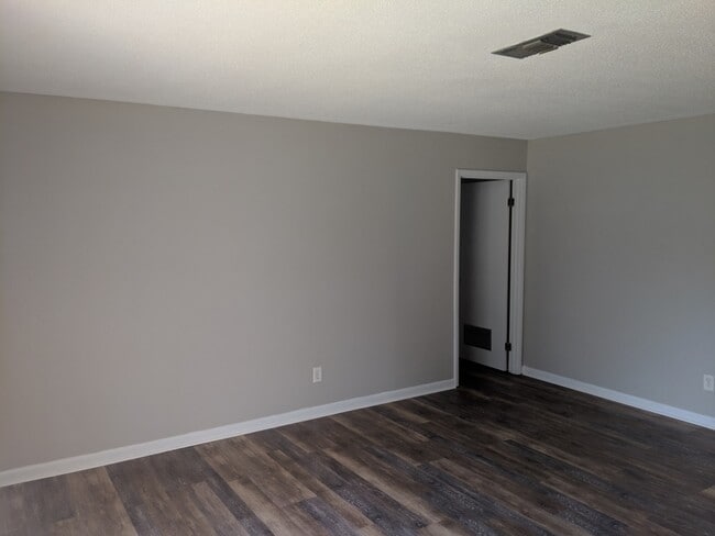 Building Photo - 213 S Oak Ave
