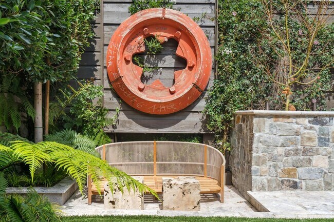 Building Photo - 7 Seymour St