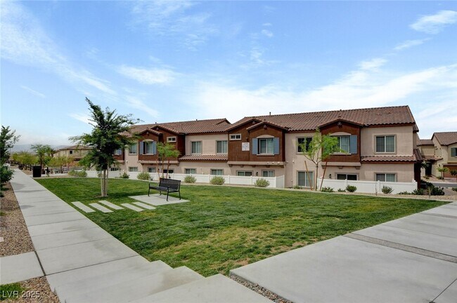 Building Photo - 237 Callen Falls Ave