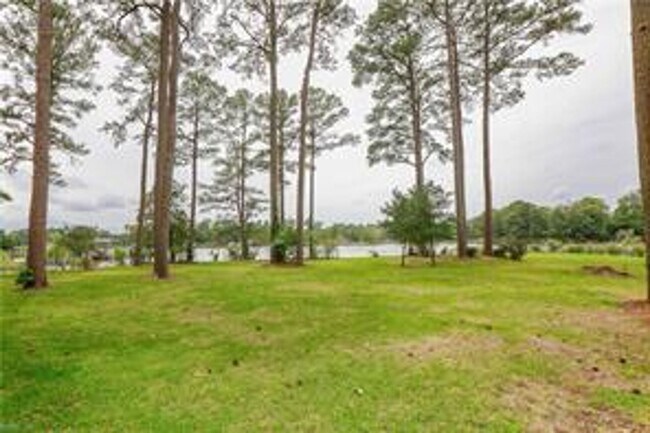 Building Photo - 4 BED/3 BATH LOCATED IN A WATERFRONT COMMUNITY!
