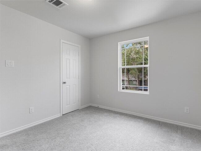 Building Photo - 304 N Orange St