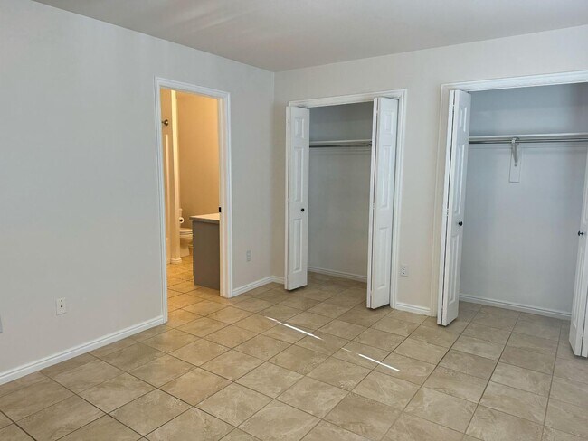 Building Photo - 975 S 250 W St