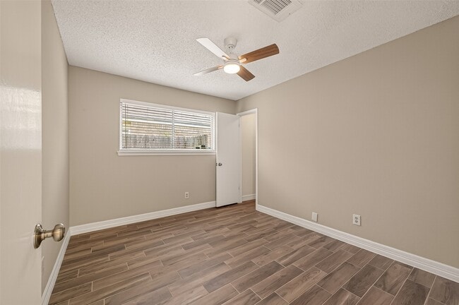 Building Photo - 15915 Dunmoor Dr
