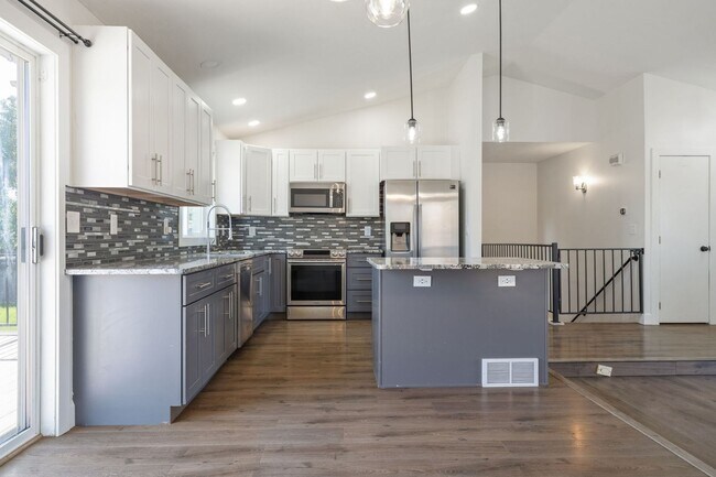 Building Photo - Spacious 4 Bed, 3 Bath Home | Central Vall...