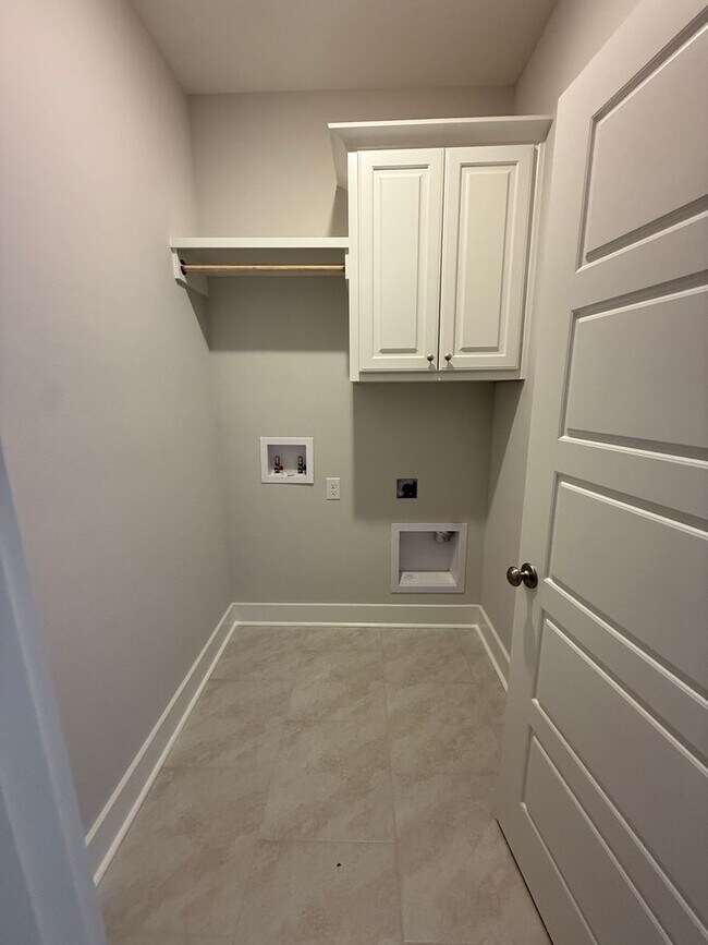 Building Photo - Must See! New 4/2 Home off Tiger Bend Rd. in Garden Hill Subdivision