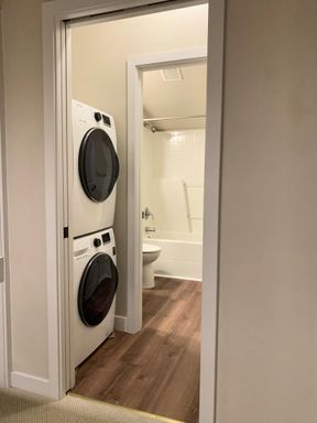 Building Photo - Spring into this 2bed+den in Northgate