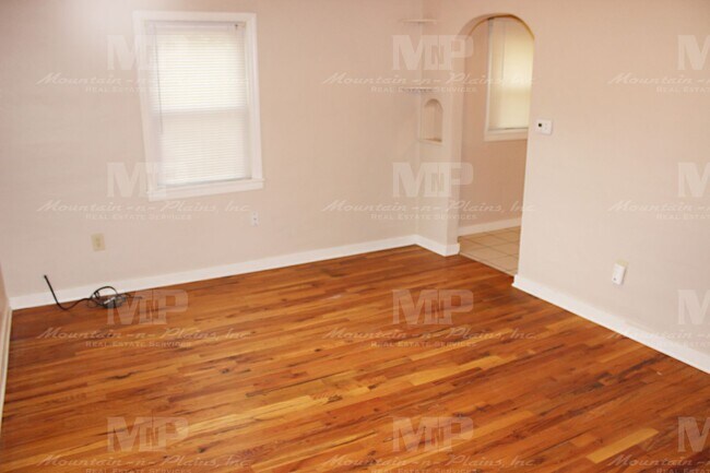 Building Photo - 1317 W Mulberry St