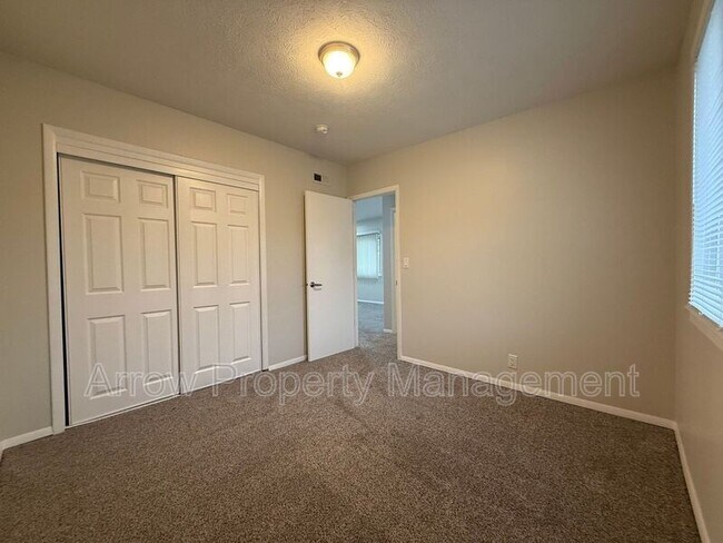 Building Photo - 526 S 25th St