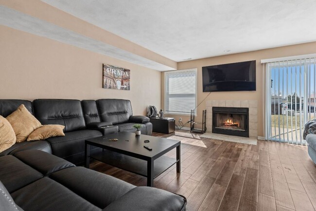Building Photo - 2 Bedroom 1.5 Bath Spacious Townhome